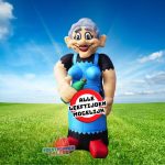 Vrolijke opblaasfiguur van een jarige vrouw met wijnfles, 3,5 meter hoog, geschikt voor elke leeftijd en elk jubileumfeest.