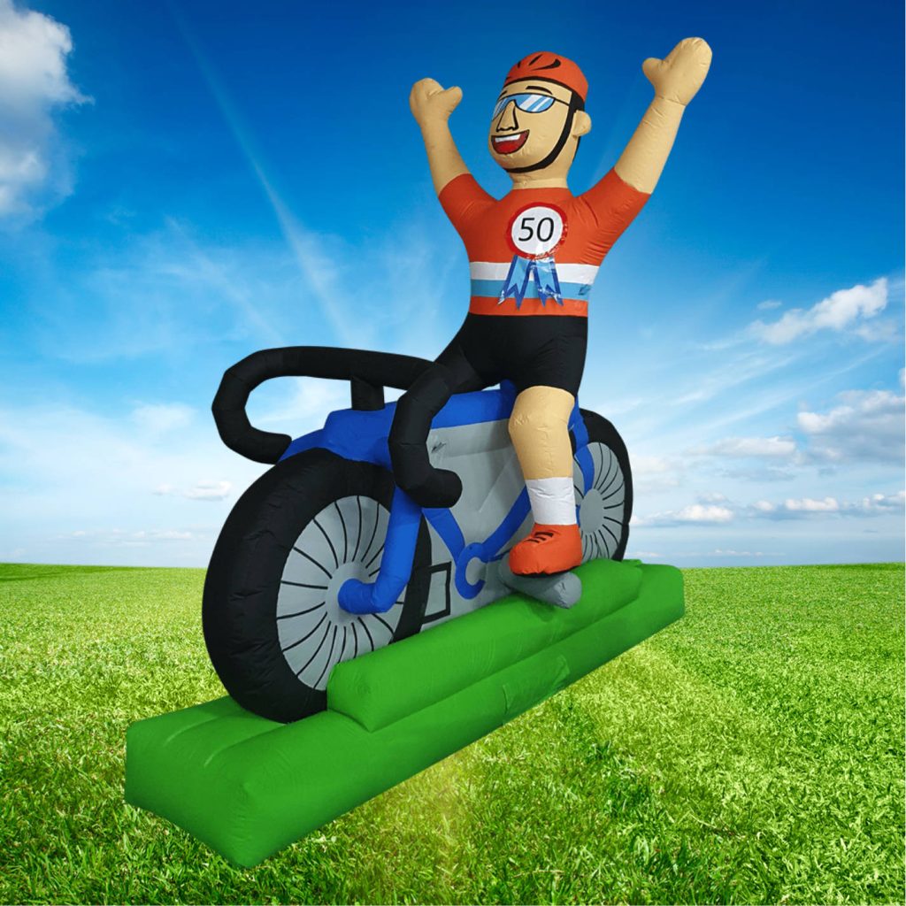 Feestpop van Abraham als wielrenner, te huur bij Feestpoppenpaleis.nl, perfect voor een sportieve verjaardag of jubileum.