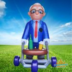 Feestpop van een dorstige Abraham met rollator, te huur bij Feestpoppenpaleis.nl, ideaal voor een grappige verjaardag of jubileum.