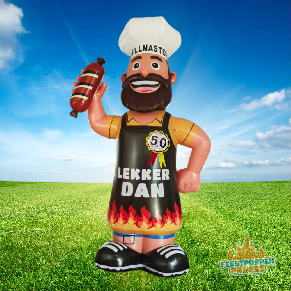 Feestpop van een Grillmaster feestpop, een opblaasfiguur die in eigen huis is ontwikkeld en gefabriceerd. Zowel te koop als te huur bij Feestpoppenpaleis.nl, ideaal voor een barbecuefeest, verjaardag of jubileum met een grappige twist. "LEKKER DAN"