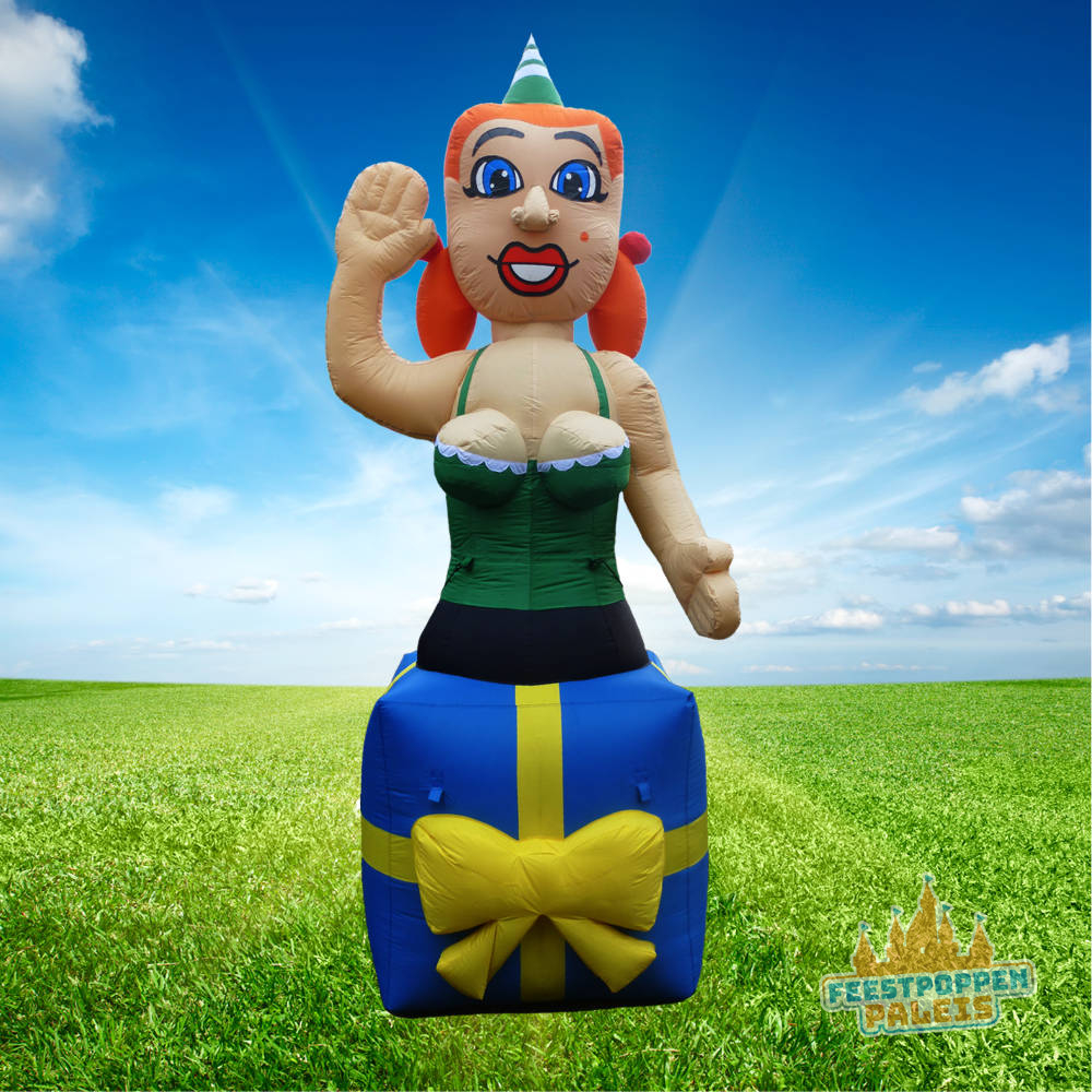 Vrolijke opblaaspop van een jarige vrouw die uit een groot cadeau steekt, perfect als decoratie voor feestelijke gelegenheden.