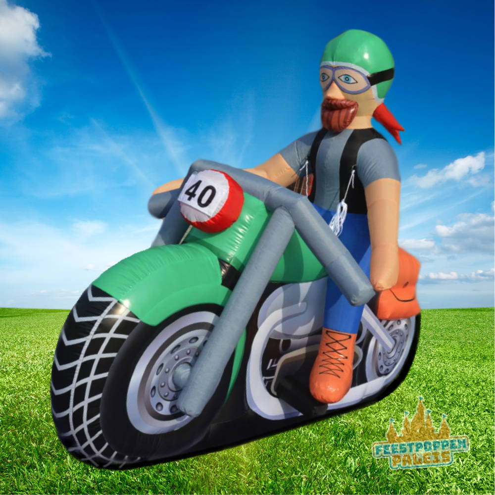 Een vrolijke opblaaspop van een man die zijn 40e verjaardag viert, zittend op een motor. Perfect als feestelijke decoratie voor een kroonjaar als verjaardag.