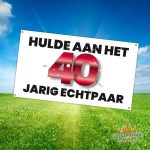 Feestelijke banner met de tekst "Hulde aan het 40-jarig echtpaar", versierd met vrolijke kleuren en een feestelijke uitstraling.