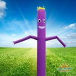 Vrolijke paarse skydancer zwaait en danst energiek in de wind – een echte blikvanger voor elk evenement of feest! 💜🎈