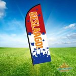 Feestelijke vlag met de tekst "GESLAAGD!" in witte en oranje letters op een rood-wit-blauwe achtergrond, versierd met afstudeerhoedjes en een juichende menigte.