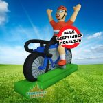 Feestelijk wielrenner-figuur: perfecte opblaaspop voor jarige van elke leeftijd.