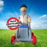 Maak je jubileumfeest extra leuk met dit opblaasfiguur van een man met rollator! Geschikt voor alle leeftijden, voegt deze feestpop een humoristische en vrolijke sfeer toe aan je evenement. Perfect voor een unieke en grappige toevoeging aan je jubileumdecoraties!