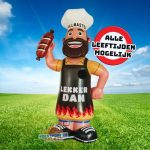 Voeg wat flair toe aan je jubileumfeest met deze opblaaspop van een grillmaster! Met zijn feestelijke uitstraling en humoristische charme is deze opblaaspop geschikt voor alle leeftijden. Ideaal voor een grillfeest of als grappige toevoeging aan je jubileumdecoraties. Maak van je feest een onvergetelijke ervaring!