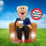 Verras de jarige met deze opvallende man op sofa opblaasfiguur voor binnen! Perfect voor elke leeftijd van 18 tot 99 jaar, compleet met ingebouwde verlichting en binnen een paar minuten opgezet in huis of op kantoor