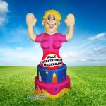 Jarig? Tijd voor een ouwe taart! Deze opvallende opblaasbare taart met verstelbare leeftijdsbanner zorgt voor hilariteit bij elke verjaardag of jubileum. Binnen 5 minuten opgezet, een hele dag plezier!