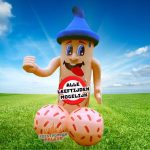 Verras de jarige met deze opvallende ouwe lul opblaasfiguur van 3,5 meter hoog! Perfect voor elke leeftijd van 1 tot 99 jaar, compleet met verwisselbare leeftijdsbanner en binnen 5 minuten opgezet in de tuin of voor de deur.