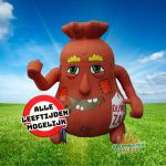 Zet de jarige in het zonnetje met deze stoere ouwe zak opblaaspop! Met verwisselbare leeftijdsborden van 0 tot 99 jaar, past in elke auto en wordt geleverd met blower, haringen en scheerlijnen.