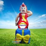 Sprankelende opblaasbare jonge man die uit een cadeau springt, dé feestelijke verrassing voor een pensionaris die zijn pensioen energiek start en zich nog topfit voelt.
