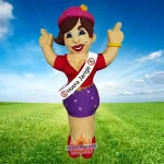 Opblaasbare Sarah-pop met sjerp “Hoera Jarige” en bordje 40, lachend met armen omhoog.