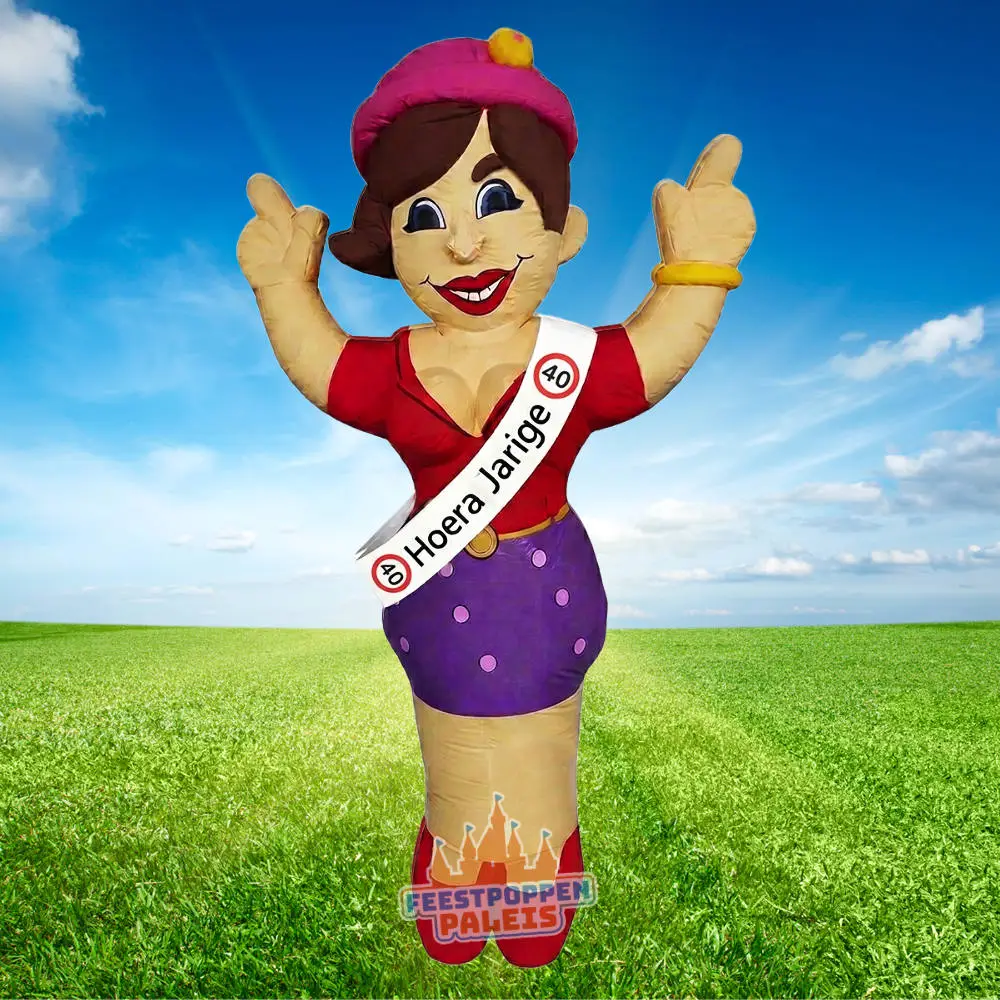 Opblaasbare Sarah-pop met sjerp “Hoera Jarige” en bordje 40, lachend met armen omhoog.