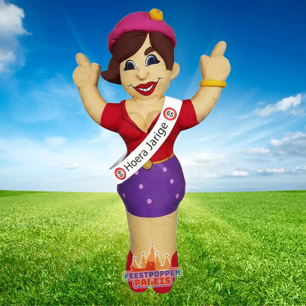 Opblaasbare Sarah-pop met sjerp “Hoera Jarige” en bordje 65, lachend met armen omhoog.