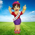 Opblaasbare Sarah-pop met sjerp “Hoera Jarige” en bordje 80, lachend met armen omhoog.