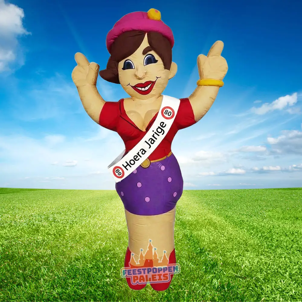 Opblaasbare Sarah-pop met sjerp “Hoera Jarige” en bordje 80, lachend met armen omhoog.
