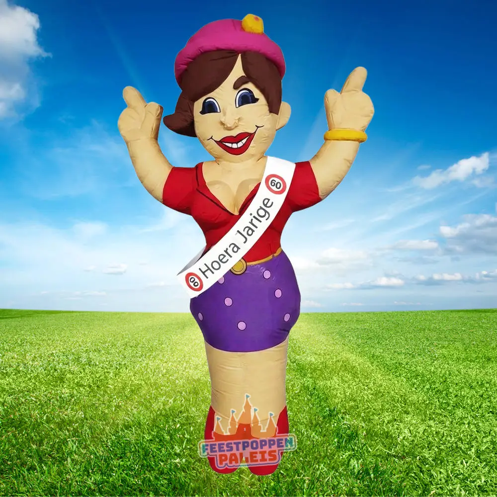 Opblaasbare Sarah-pop met sjerp “Hoera Jarige” en bordje 60, lachend met armen omhoog.