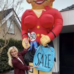 Mariska Bauer met een Shopping Sarah van Feestpoppenpaleis Sprundel - ter gelegenheid van 50e verjaardag.