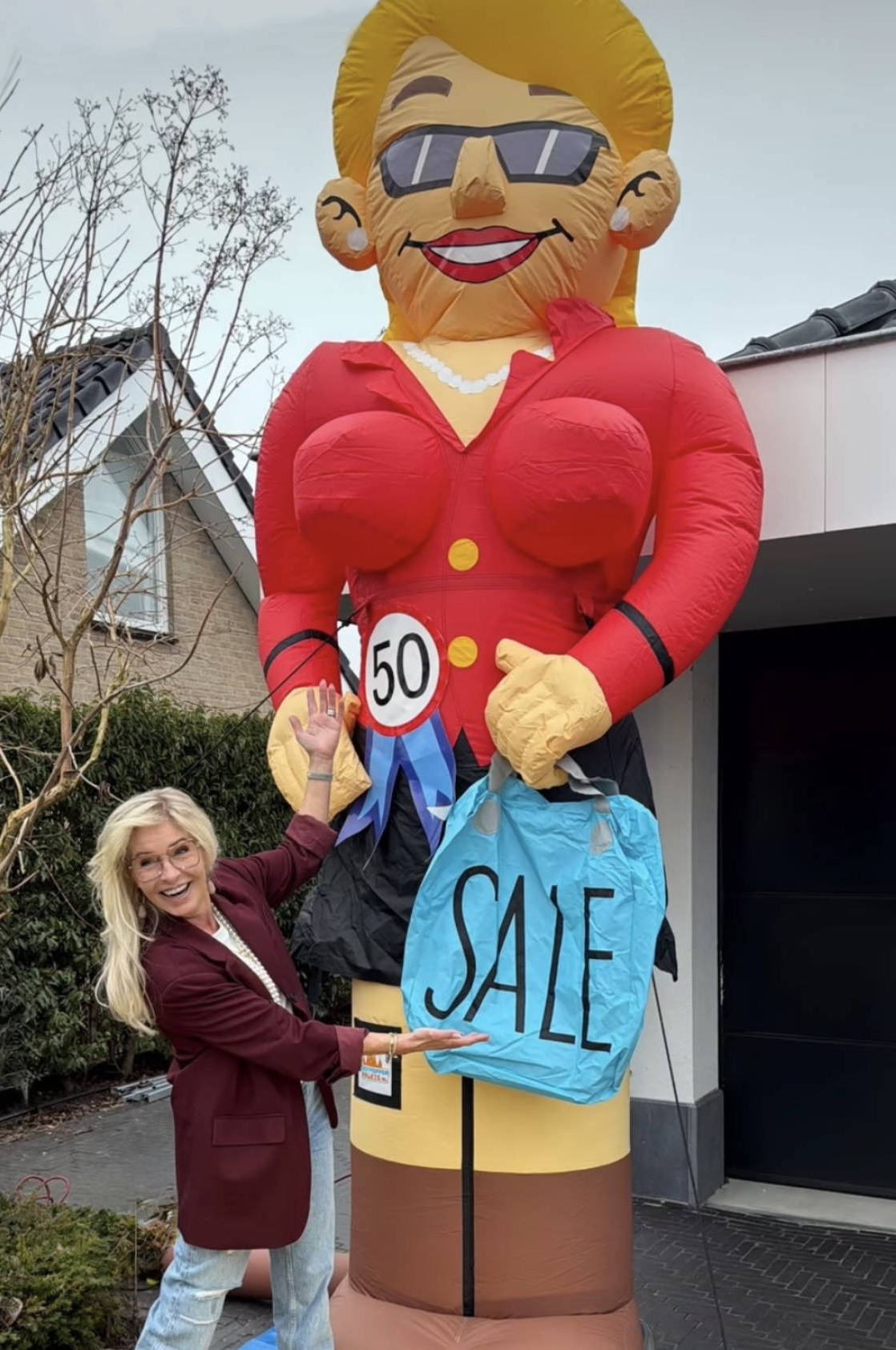 Mariska Bauer met een Shopping Sarah van Feestpoppenpaleis Sprundel - ter gelegenheid van 50e verjaardag.