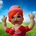 Skydancer Sarah Feestend van 3,5 meter hoog in grasveld, bewegende opblaasbare Sarah voor 50e verjaardag