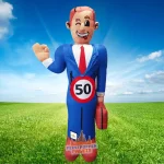 Een echte kantoortijger, ofwel kantoorpik. Een manager in hart en nieren. Deze Super Abraham feestpop is een lust voor het oog.