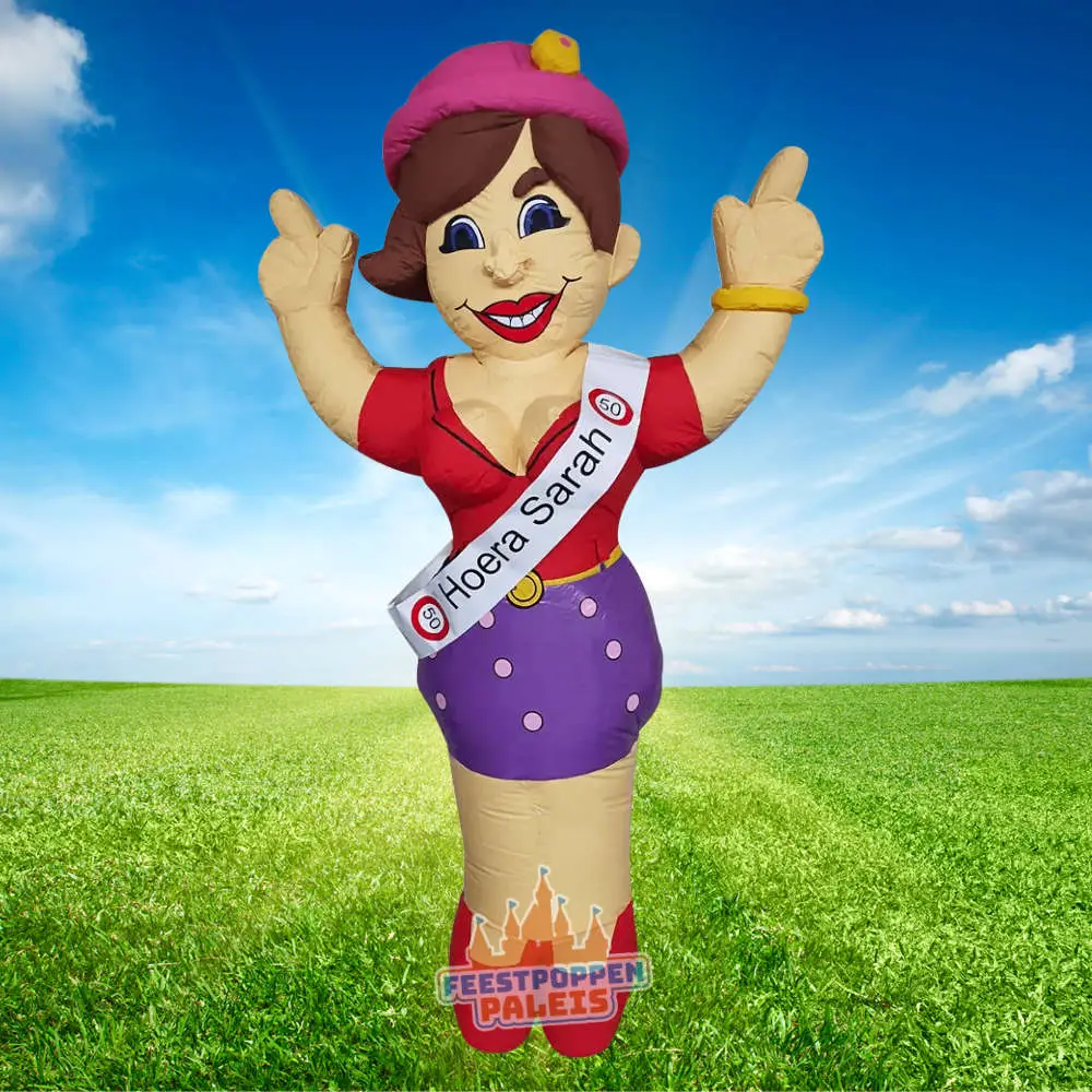 Een vrolijke en kleurrijke opblaasfiguur van Sarah die feest viert! Deze eyecatcher van circa 3 meter hoog draagt een feestmuts en houdt een glas omhoog om te proosten. Perfect om de 50e verjaardag van een vrouw op een feestelijke manier te vieren. Ideaal voor in de tuin of voor het huis. Niemand rijdt hier zomaar aan voorbij!