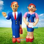 Opblaasbaar SUPER DUO echtpaar van 3,5 meter hoog voor huwelijksjubileum met man in blauw pak en vrouw in rode jurk.