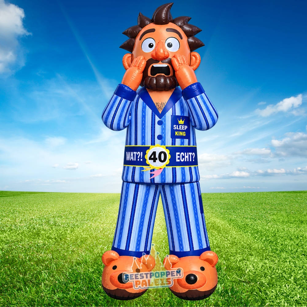 Jarige man in Pyjama