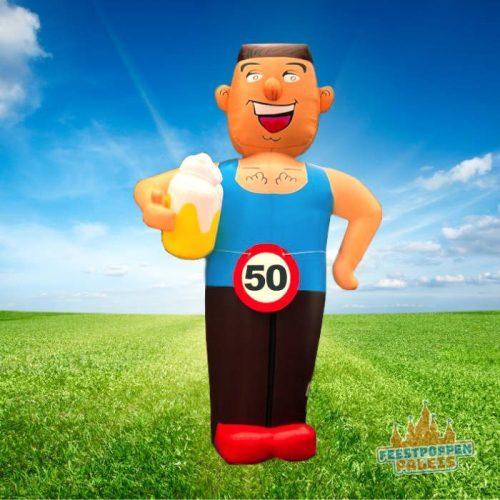 Opblaaspop Abraham met een hip tintje – hij is misschien 50, maar in z’n hoofd nog steeds 25