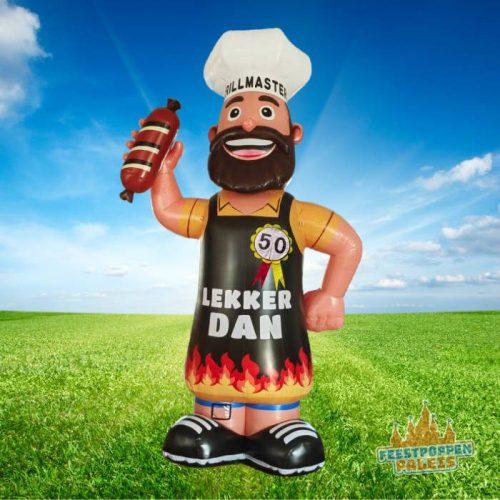 Grappige 3,5 meter hoge opblaaspop van Abraham als Grillmaster/slager, perfect voor een 50e verjaardagsfeest met een BBQ-thema en veel humor.