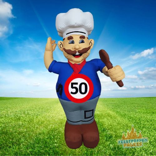 Hilarische opblaaspop van Abraham in kok- of bakkeroutfit, perfect voor een 50e verjaardagsfeest met een smakelijke twist.