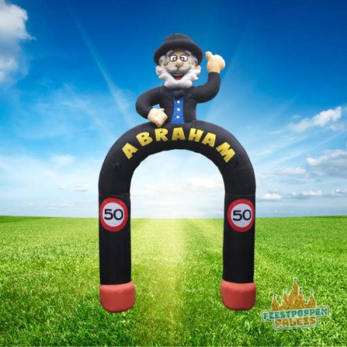 Opblaasbare feestboog in zwart met de tekst "ABRAHAM" en een vrolijke Abraham-pop erbovenop, perfect voor een 50ste verjaardag.