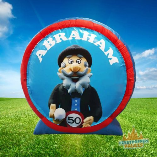 Opblaasbare Abraham van 2,5 meter hoog, lachend en gekleed in feestelijke kleding met een bierpul in de hand, opgesteld in een tuin als versiering voor een 50e verjaardag.