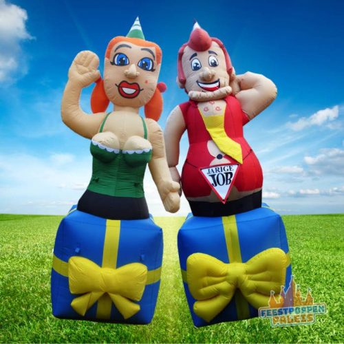 Liefde in opblaasvorm – jong echtpaar zittend op een reuze cadeau, perfect voor een huwelijksdag met een knipoog.
