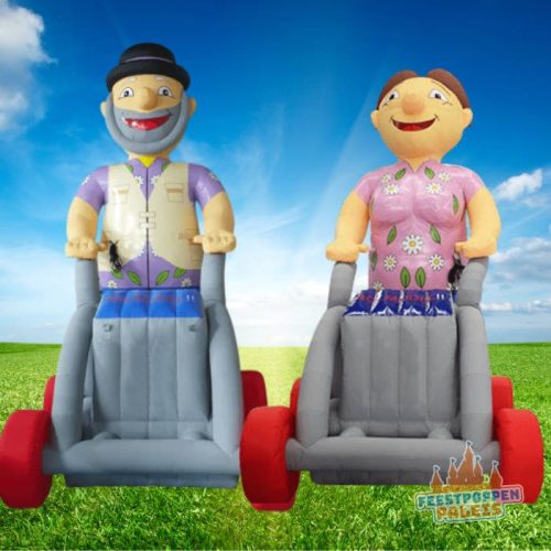 Opblaasfiguur jubilerend echtpaar met rollators – jaren samen, rollend de liefde door, mét slingers én humor.