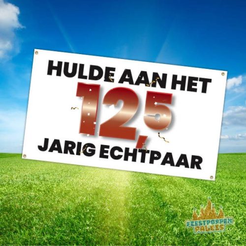 Feestelijke banner met de tekst "Hulde aan het 12,5-jarig echtpaar", versierd met vrolijke kleuren en een feestelijke uitstraling.
