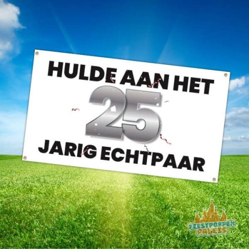 Feestelijke banner met de tekst "Hulde aan het 25-jarig echtpaar", versierd met vrolijke kleuren en een feestelijke uitstraling.