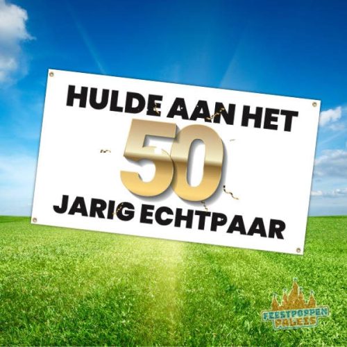 Feestelijke banner met de tekst "Hulde aan het 50-jarig echtpaar", versierd met vrolijke kleuren en een feestelijke uitstraling.