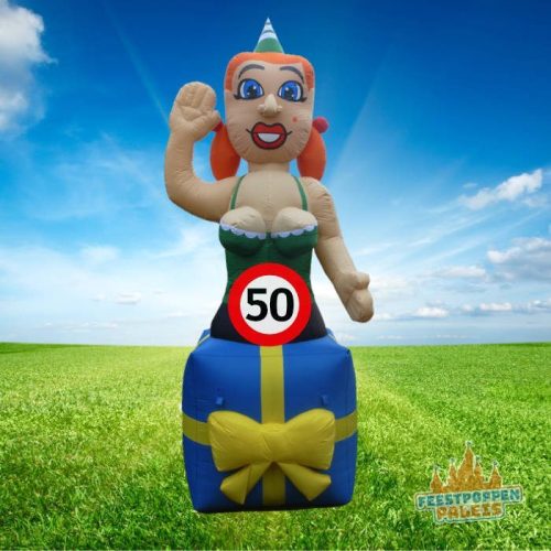 Deze vrolijke opblaasbare Sarah springt letterlijk uit een cadeau! Met haar jeugdige uitstraling, feestmuts en brede glimlach is ze dé manier om de jarige in het zonnetje te zetten. Ideaal voor de 50-jarige die jong van hart is en graag verrast wordt. Een speelse en feestelijke blikvanger voor elke voortuin of feestlocatie!