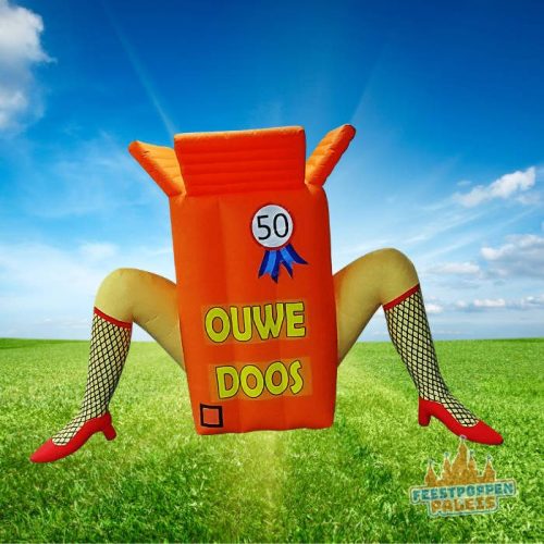 Een grappige en ondeugende opblaasfiguur van Sarah als “ouwe doos” – perfect voor de jarige met gevoel voor humor! Deze opvallende verschijning zorgt gegarandeerd voor lachende gezichten en trekt volop aandacht in de straat. Ideaal om de 50e verjaardag op een ludieke manier te vieren. Gegarandeerd een hit bij jong en oud!