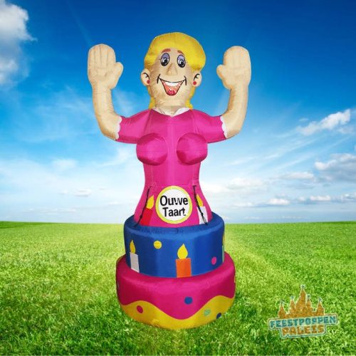 Grappige opblaasfiguur van Sarah als "ouwe taart" met taartmuts, perfect voor een humoristische 50e verjaardag.