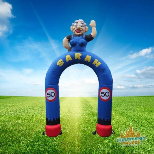 Opblaasbare feestboog in blauw met de tekst "SARAH" en een vrolijke pop erbovenop, ideaal voor een 50ste verjaardag.
