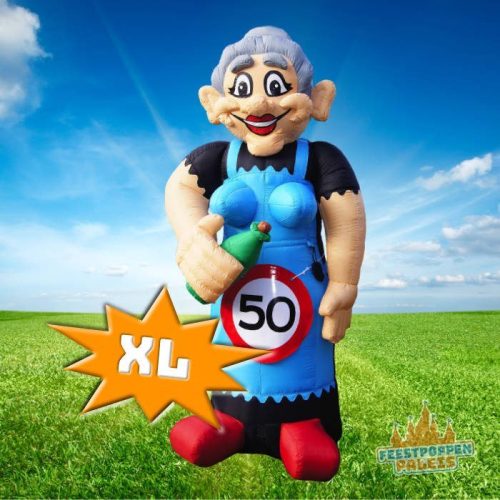 Opblaasfiguur van Sarah met grote wijnfles, 4,5 meter hoog, met feestelijke uitstraling – perfect voor een opvallende 50e verjaardagsviering.