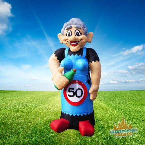 Grote opblaasfiguur van Sarah met wijnfles van 3,5 meter hoog, vrolijk en feestelijk design, te huur bij Feestpoppenpaleis voor een 50e verjaardag.
