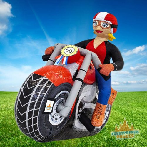 Opblaasfiguur van Sarah op een motor, met helm en zonnebril, ideaal voor een stoere en feestelijke 50e verjaardag.
