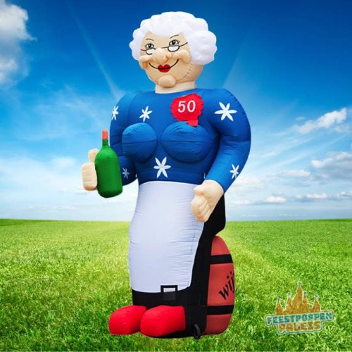 Opblaasfiguur van Sarah zittend op een wijnvat, met glas in de hand en vrolijke uitstraling, ideaal voor een feestelijke 50e verjaardag