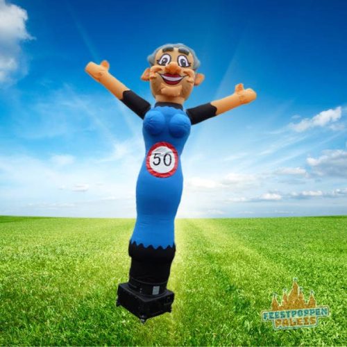 Vrolijke Sarah skydancer te huur via Feestpoppenpaleis.nl, perfect voor het opvrolijken van je feest of evenement met bewegende luchtdanser.