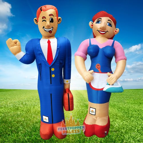 Opblaasbaar SUPER DUO echtpaar van 3,5 meter hoog voor huwelijksjubileum met man in blauw pak en vrouw in rode jurk.